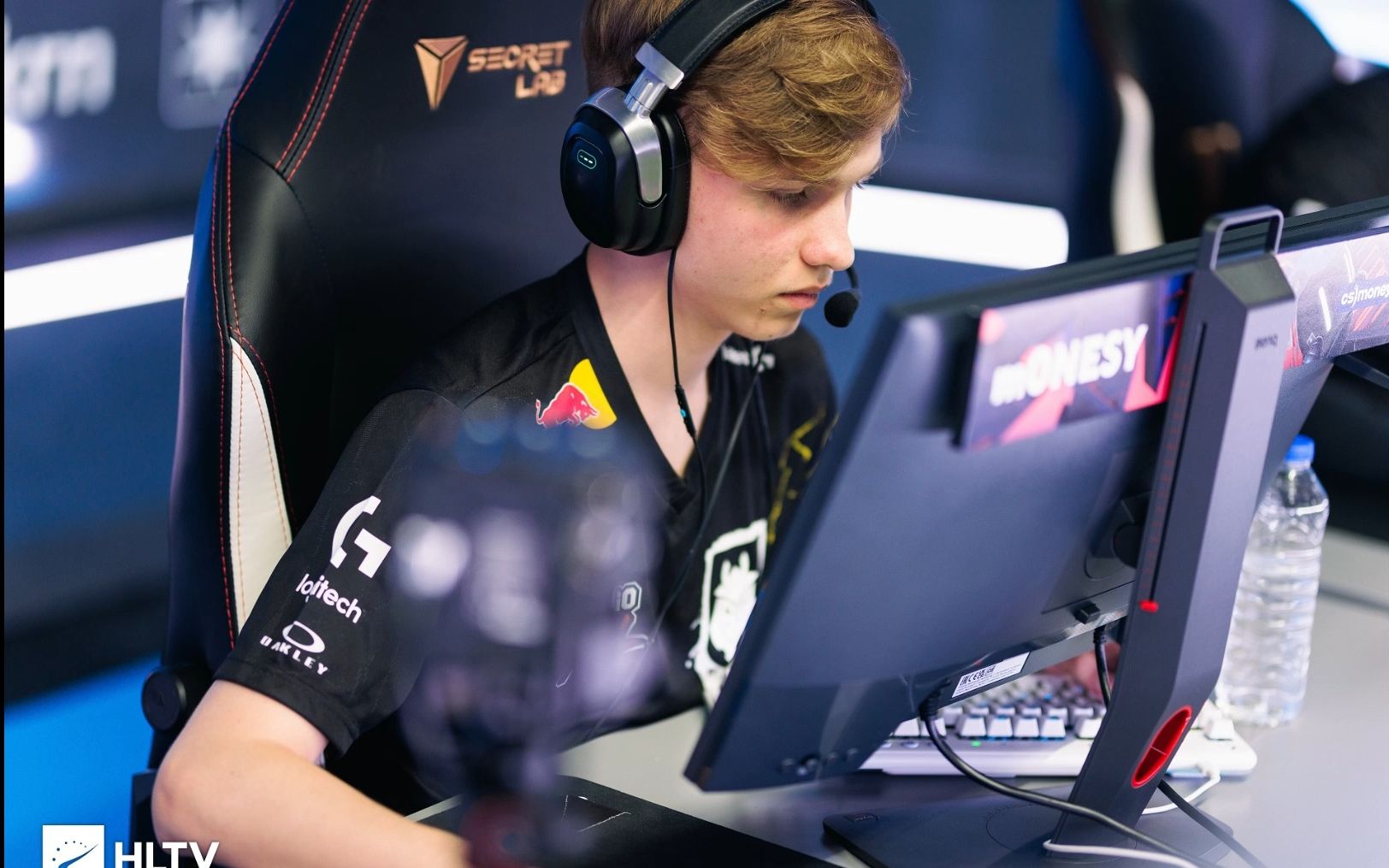 看他有点不 看他有点不